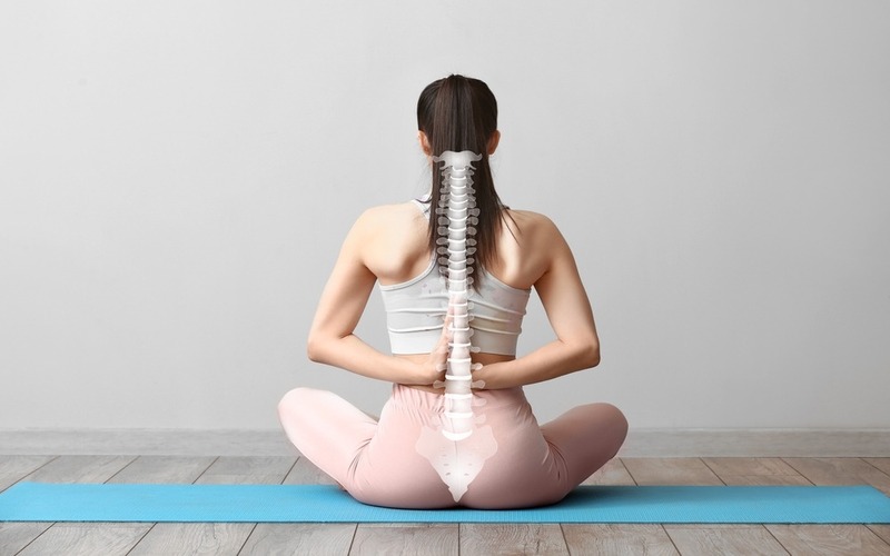 Yoga chữa đau lưng cho dân văn phòng: Những tư thế nên tập