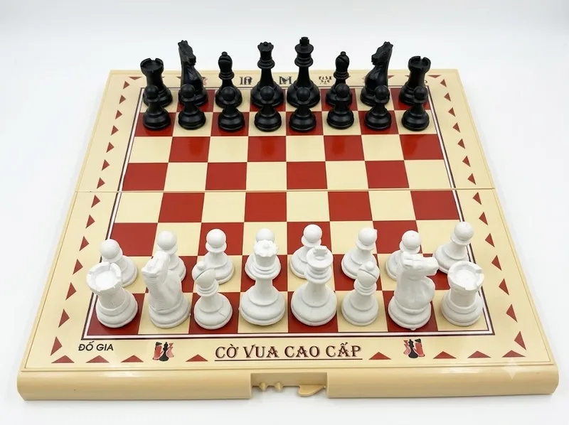Làm quen với bàn cờ 64 ô và vị trí các quân là bước đầu tiên để học chơi cờ vua hiệu quả.