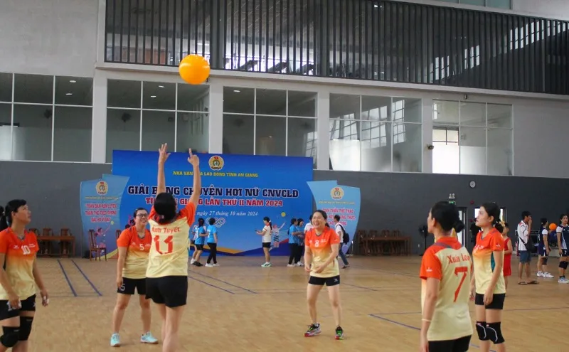 Luật bóng chuyền hơi về sân thi đấu và dụng cụ