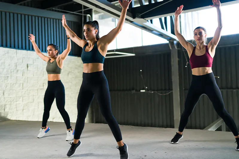 Nhảy jumping jack kích hoạt nhiều nhóm cơ và thường được sử dụng trong các bài tập cardio tăng sức bền.