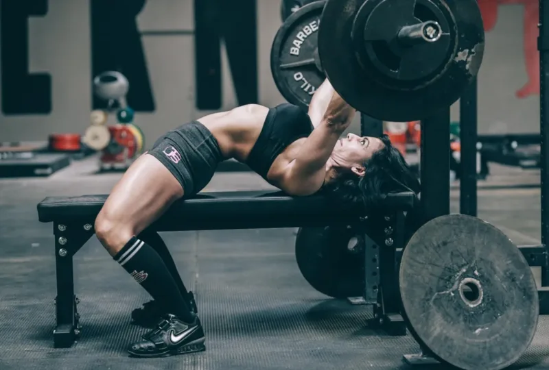 Tư thế nằm, vị trí bả vai, bàn chân và đường đi của thanh tạ là những yếu tố quan trọng khi thực hiện bench press.