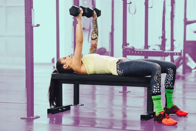 Barbell, dumbbell, incline, close-grip và pause bench press là những biến thể giúp thay đổi cách cơ bắp tham gia.