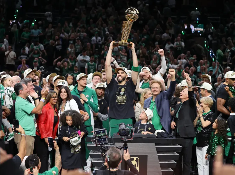Chức vô địch NBA 2024 đánh dấu sự trở lại mạnh mẽ của Boston Celtics trên đỉnh cao bóng rổ.
